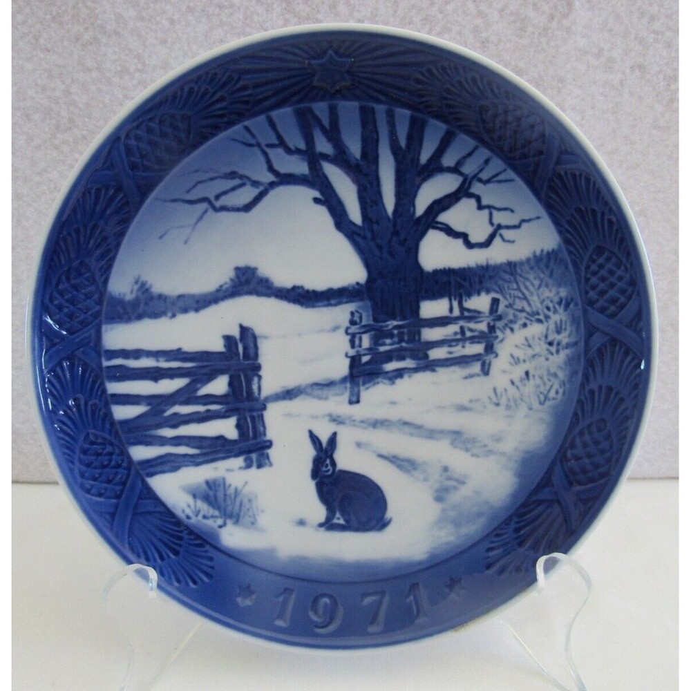 Royal Copenhagen Vintage Collectible Christmas Plate Hare in Winter 1971